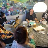 Dans le studio de Pavillon Nomade : de gauche à droite, Mathéo à la technique, Jimmy Zimmermann et Elvio au micro.